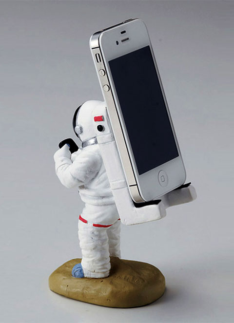 iphone_astronaut_stand_2_zps15696b19